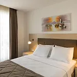 Aparthotel The & 3*