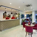Aparthotel The &