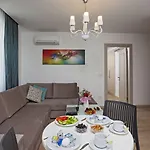 Aparthotel The &
